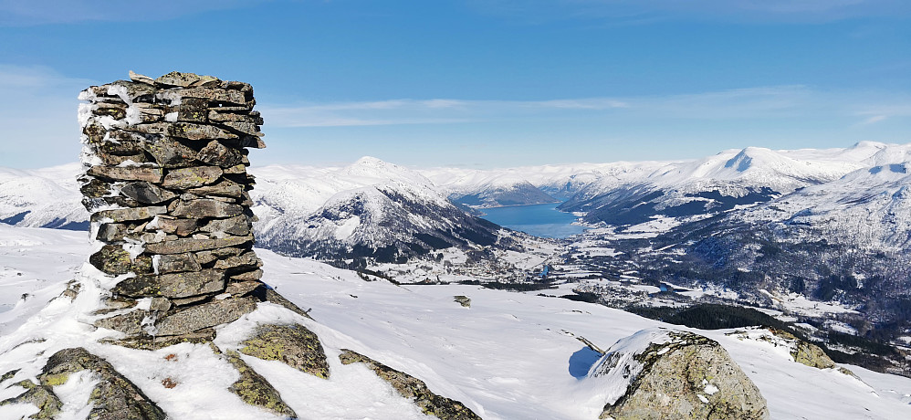 Ifrå toppen av Eikåsnipa med flott vinter skue innover Jølstrafjella og til Vassenden 