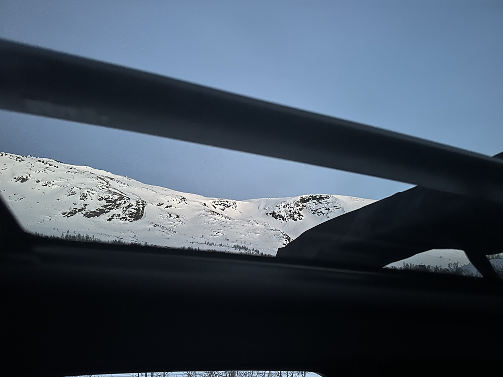 Trenger ikkje ein ekstra bubil eller fly eg med ein Toyota plug in hybrid for å imøtekomme tida der vi faktisk er no. Arbeid/bruks & tur. Nei, eg veit faktisk ikkje om eg er miljøretta nok til mine samlelister på peakbook. Det blir eindel farting etter nye fjelltopper! Ein møter seg sjølv i døra mange ganger. Litt ekstra disponering i pakkinga, delvis lading. Eg er ikkje heilt einig i panikk planer i vindturbiner og store areal nedlegginger av natur/fjellområder for å dekke opp blant anna noko så unyttig som Tik Tok bygga her til Kina og andre stormakter. Eg grubler og tenker! Prøver i allefall litt å gi mitt bidraget til klima. Eg reiser sjeldant og aldri med fly. Kan skryte på meg 1 innenriks flytur! Det var gave ifrå ein venn. Sjølv har eg veldig lyst til den eine og andre høgfjells toppane på kloden. Det gjelder turer utenriks og innenriks. Kanskje burde ein begrense seg!! Litt meir opplyst om kva som er verstinger i alt! Sammtidig er det fantastisk fint det vi har av muligheter her heime i vår "bakgård" Det er vanvittig skremmande å lese rapportane ifrå forskerane våre pr i dag på det som skjer i hurtig oppvarming på kloden vår her og no. Det går for fort! Vi er "heldige" som endå ligg i ly ifrå isbreeane våre her oppe i nord. Eigentlig burde vi klare oss med endå mindre! Som våre forfedre som var nøgd med "tunet og beitet" for næringa til det daglige brød. Vi har på eit eller anna vis også vore for priviligerte & sjølvopptekne i ei tid! Det er ikkje lett å vite kva som er rett i alt! 