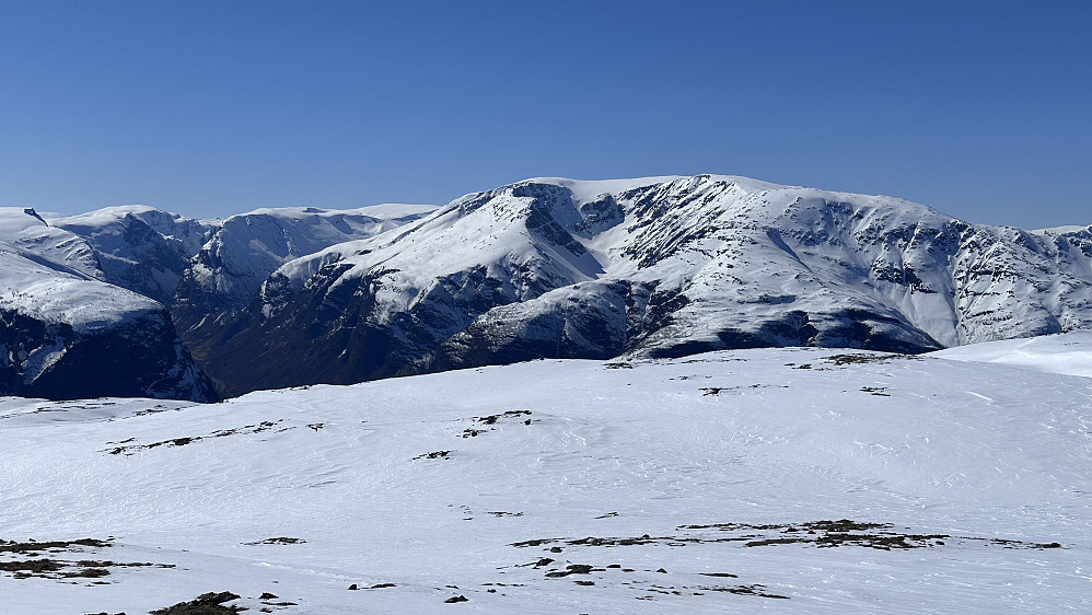 Ifrå Nisedalsfjellet 1379 mot Stiganosi 