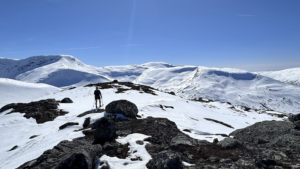 Mot toppen av Åsfjellet 1073 med Isvassnipa 1436 moh