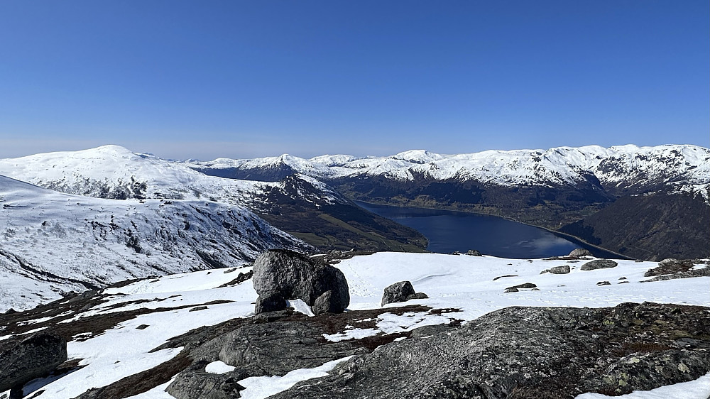 Ifrå toppen av Åsfjellet 1073 mot Jølstravatnet