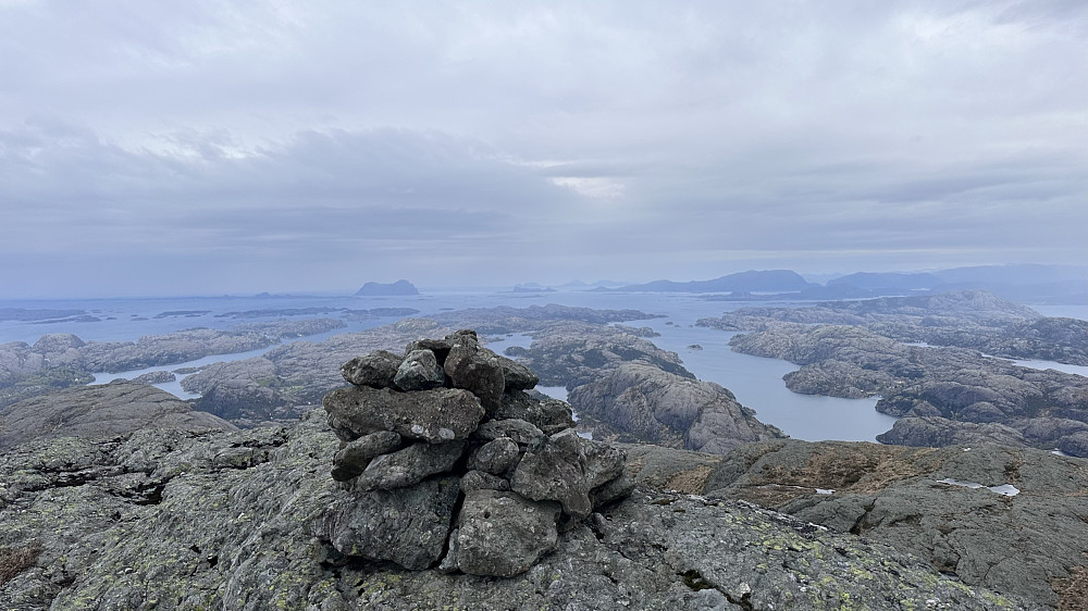Ifrå Dumbetinden med markante Alden bakerst i bildet og heim til nord Solund