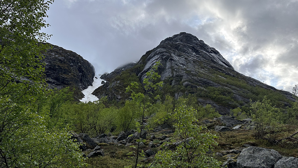 Mot Lundeskaret og Tuva. Her går også klatreruta Silkebrisen 