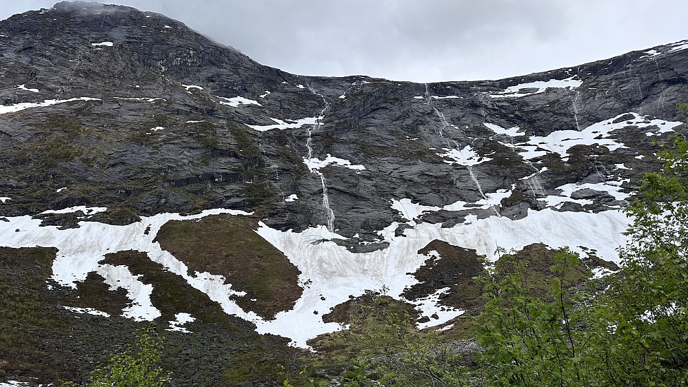 Innerst i botnen her mot Tverrfjellet er det tenkt gondol ifrå aksjeselskapet Jostedalsbreen AS! 