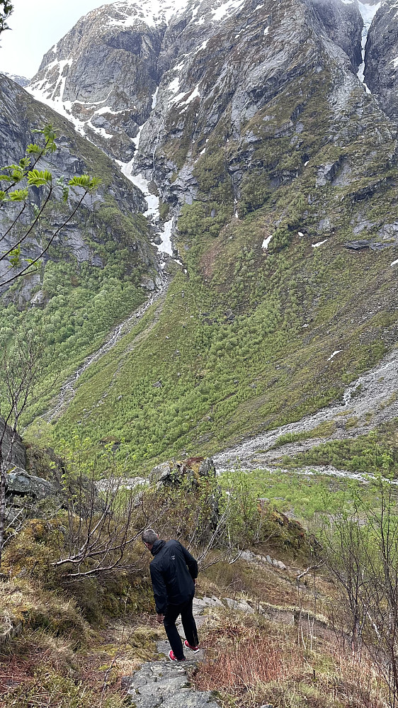  Ifrå stien opp Lundeskaret og med den opprusta gamle ferdselsåra