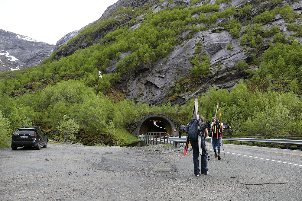 Olav og Anders Kristian på tur opp for å stå på ski i renna i Lundeskaret