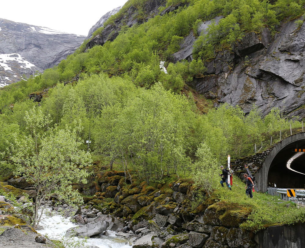 Start utgangspunkt på sti ifrå tunnelopninga på Fjærlandstunnelen ifrå Jølster sida. 