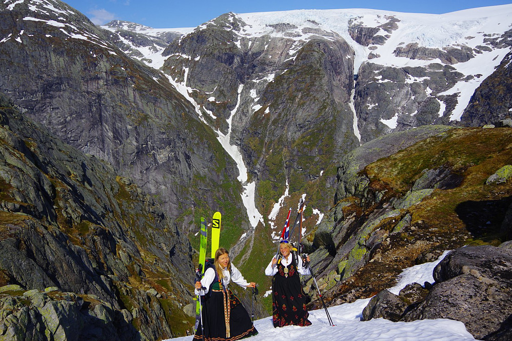 Renna i Lundeskaret går fint i festdrakt! 