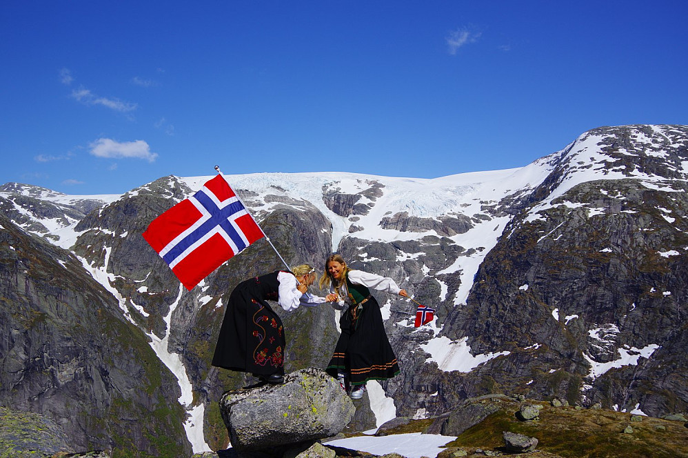  Eg og Brit Siv feirar det frie livet! 