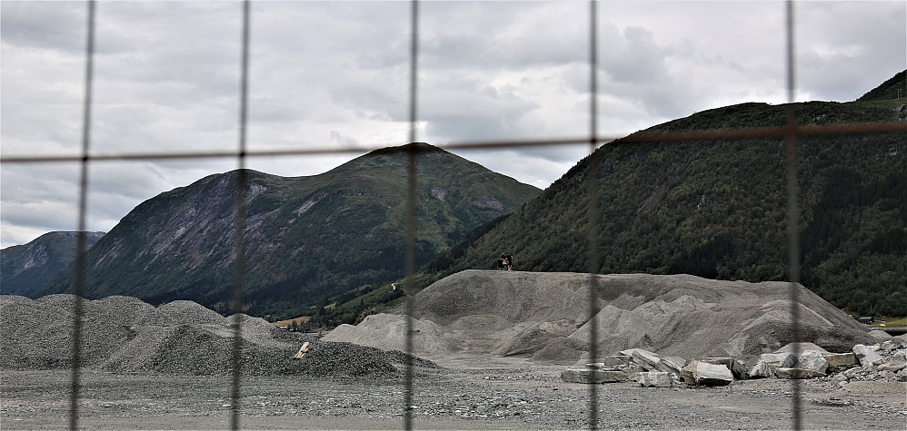 Kjøsnesfjordbrua vart eit depo lager og ein lagringsplass som ingen har rydda opp etter. Det hverken av Statens vegvesen eller Sunnfjord kommune eller andre. Kanskje eit resultat av ein hestehandel med uklare linjer etter den nye tunnelen i Kjøsnesfjorden! To stykker hadde likevel funnet frukost rasteplass på den eine sand haugen. "Friluftsliv i det fri" 