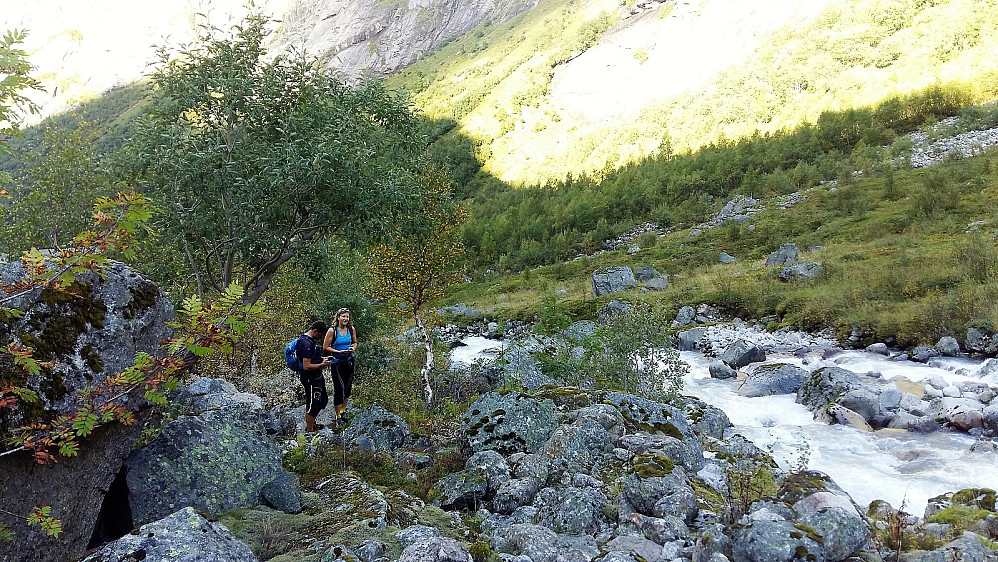 Ein skal ikkje gå mange 100 meter inn dalen, før naturen rammer inn sin verden og sine lyder og inntrykk. 