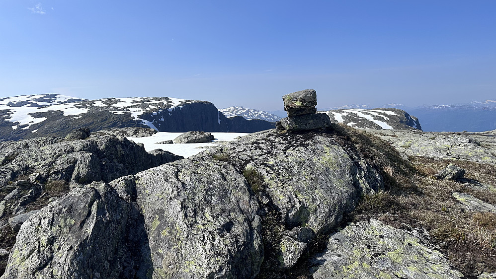 Laga èin liten varde på siste topp og høgaste punkt på Smørløysa 1140 