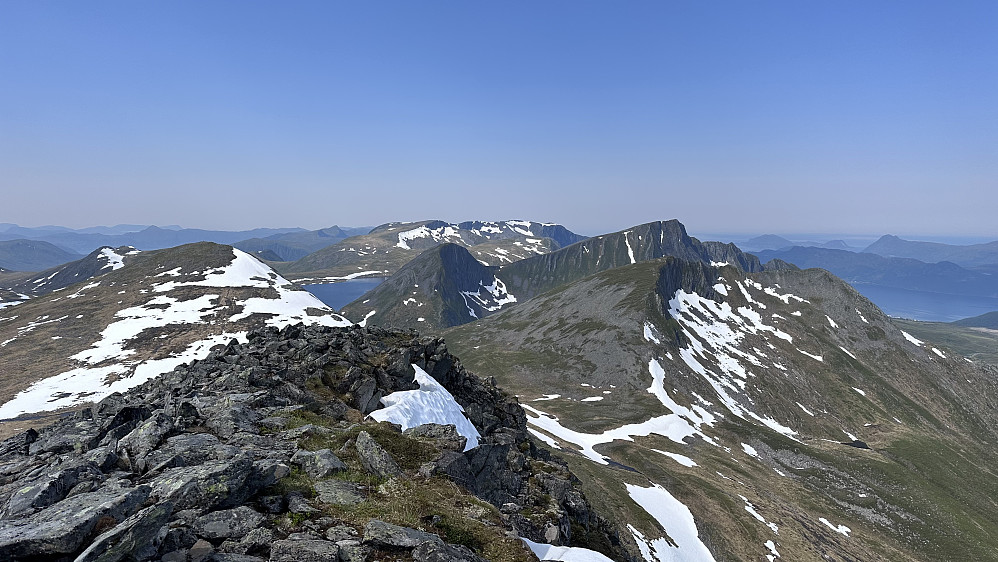 Ifrå Snøhornet 1025 mot dei neste fjell på runda Litlehornet 965, Kjerringa 930 moh  