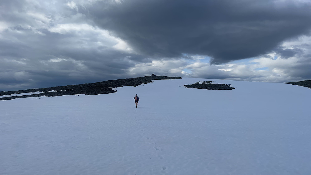 Fint å springe over snøfonnene