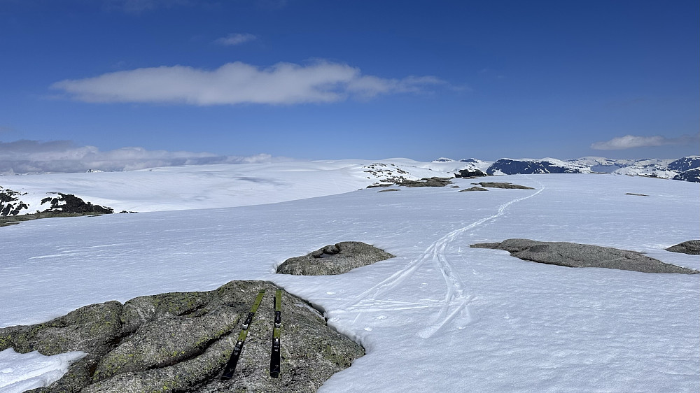 Ifrå Bjørnalægskarven med tilbakeblikk på Troget. Skal tru om navnet til fjellet har minne om bjørn!!