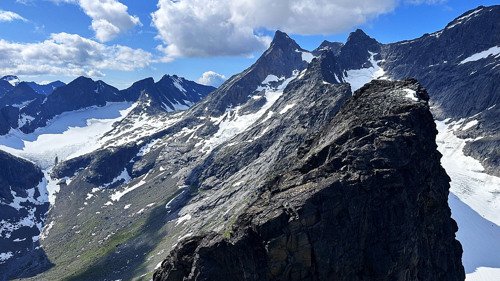 Mot Midtmaradalsbreen, Bandet og Skagastølsbu imellom Søndre Dyrhaugstind og Store Skagastølstind ifrå Mannen