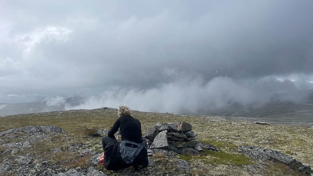 Ifrå toppen av Geitanosi i vekslande ver! Meldt regn og torebyger på ettermiddag. Så fint å rekke ein tur før eventuelt det meldte veret slår til.
