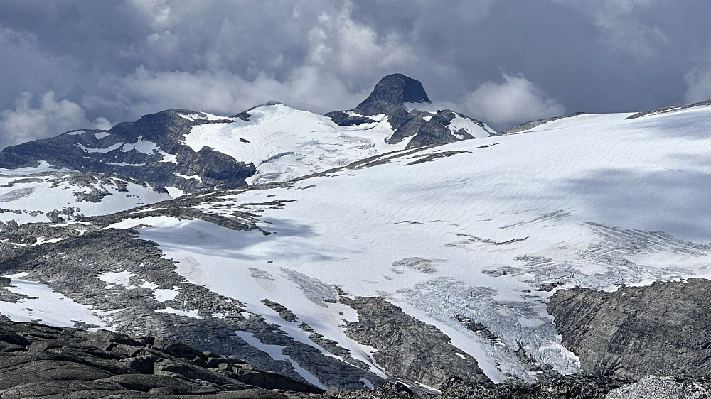 Ifrå Øyanosi 1685 moh Mot Lodalskåpa og Vestlandsdronninga <3 Er også ein sentral topp som er eit fantastisk utgangspunkt til å skue mykje av den ville brenaturen som ligg i Sogn & Fjordane. 