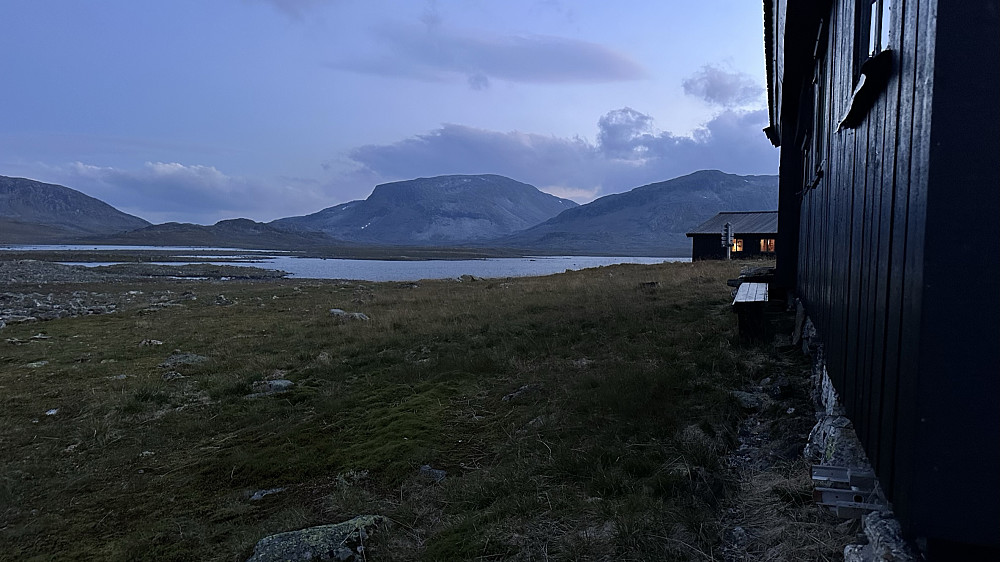 Ekstreme vermeldinger med nedbør og vind iløpet av natta. Ein ny yrkesdag gjere også til at ein har fjellheimen og hytta for seg sjølv med ei hærleg fin fjellstille! Resultatet var som tenkt ein utmarsj på 15 km med vindstyrke 18 m/s og vanvittige nedbørsmengder. Likevel digg å være i desse elementa <3
