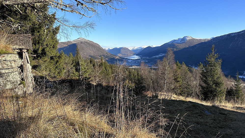 Solvarmt og stille ifrå Øvsttunsstøylen vår!