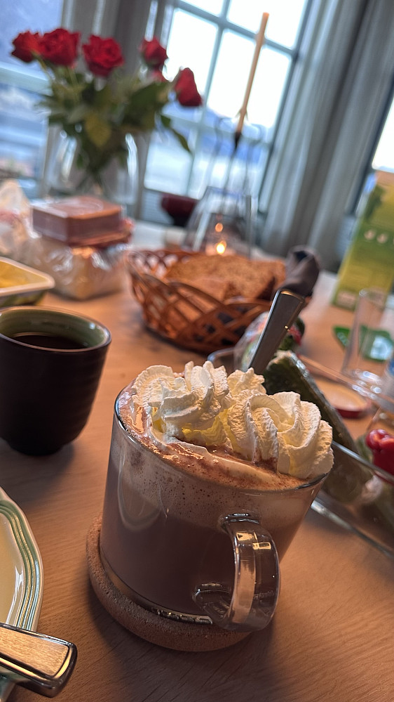 Deilig med fridag! :) Den blir å nyte for planen er å ta turen i bakgården for å kike etter reinsdyrflokken og opne grindane for dei kommande skiturane. 