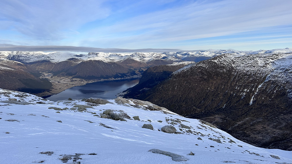  Ifrå Blåfjellet mot Jølstravatnet og indrebygdas Jølstrafjell.
