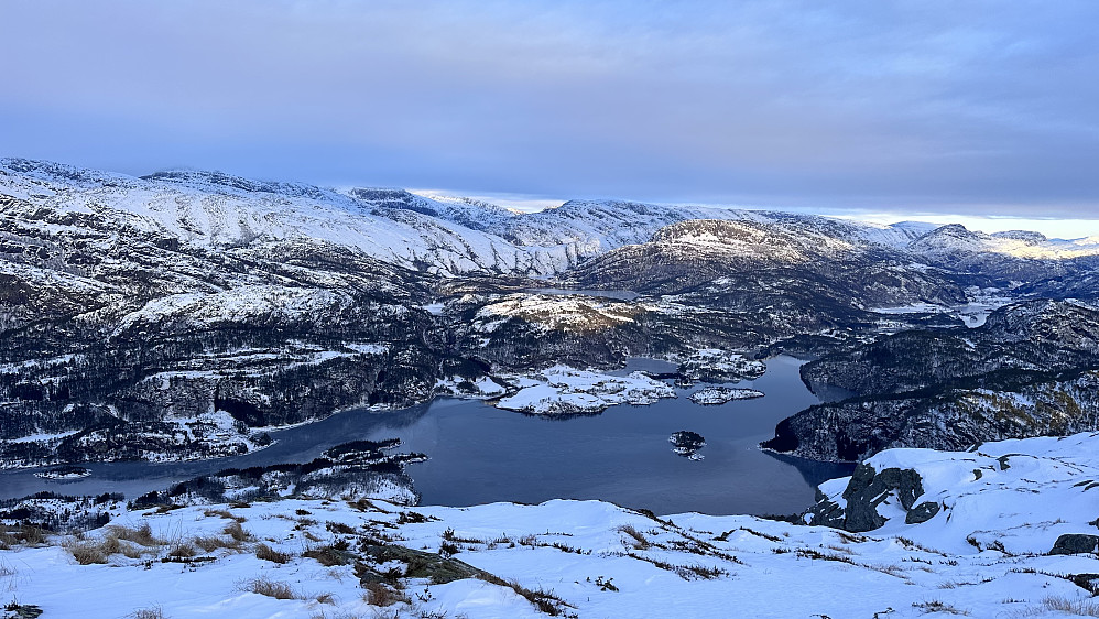 Lekkert! Snøen får fram kontrastane i legdene her ute!
