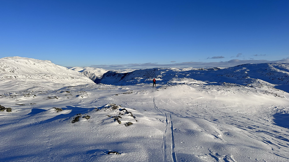 Vidare ifrå toppen av Rognaldsnosi mot neste topp Midnosi. Fabelaktig vinterver i nydelige fjell! Ingen såg vi å skue på mils omkrets! 
