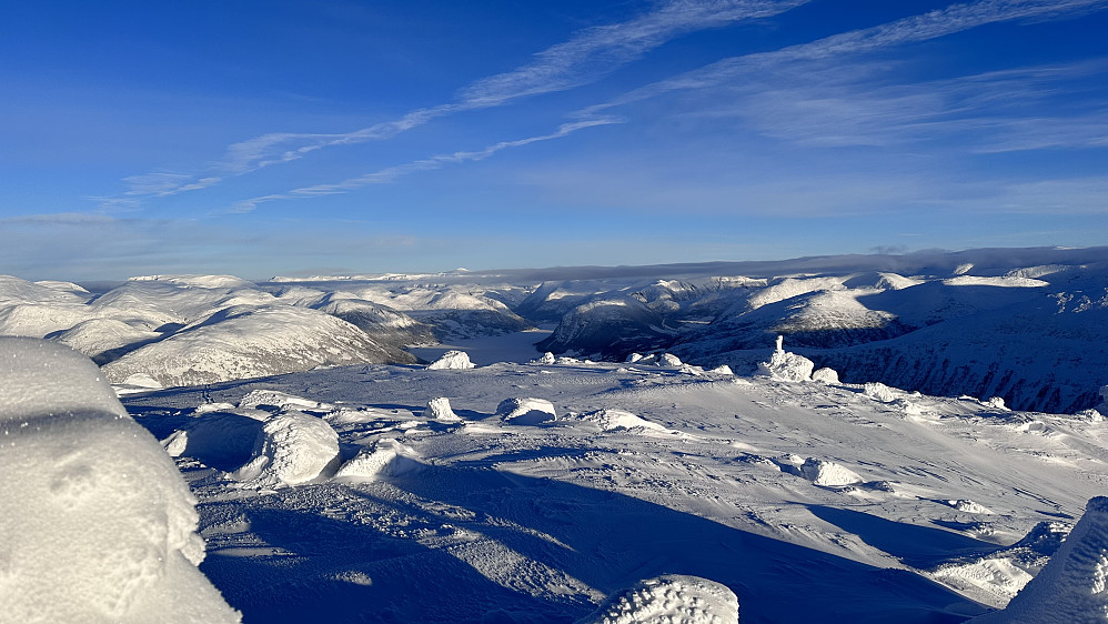 Ifrå toppen av Sanddalsfjellet med Snønipa høgast bakerst i skylaget!