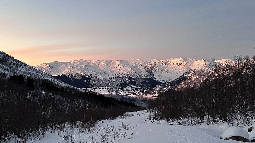 Det magiske vinterlyset i fjella mot Ålhus