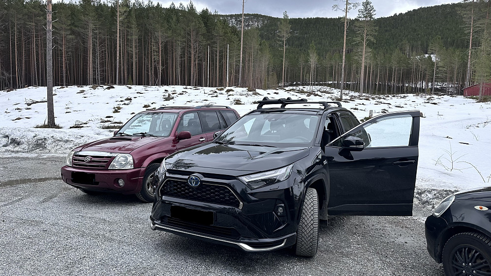 Eit greit utgangspunkt å parkere på til èin merka sti opp til Amlaholten.