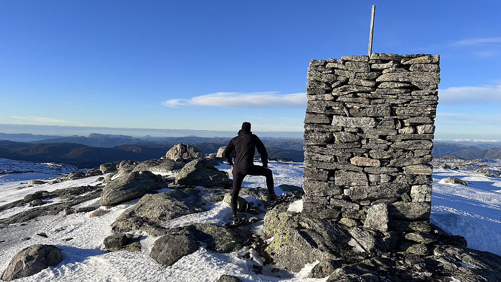 Fantastisk å skue heimover til det ytterste av oppvekst naturen til Alden, Hyllestad, Værlandet og Solund. Som ligg ytterst ute ved munningen av Sognefjorden ifrå varden på Sundagsfjellet