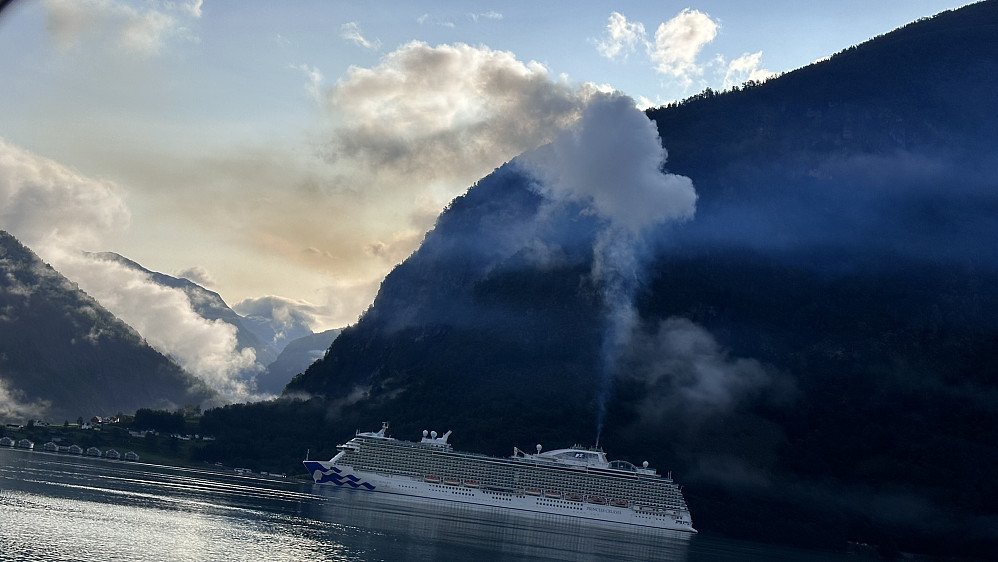 Takk for at vi fekk sjå fjorden og fjella! Tenker turfolket i dette turist skipet innerst inne i Skjolden. Der dei legger igjen sitt visittkort og sin takknemmelighet!