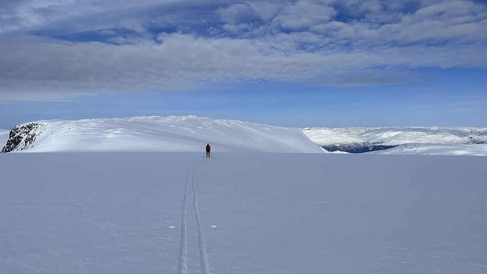 Ifrå høgste punkt av Fresvikbreen mot fastfjell 