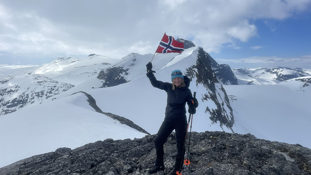 Gratulerer med dagen ifrå Tverrfjellet nord med høgste punkt av Tverrfjellet og dronninga Lodalskåpa i fin bakgrunn! Det var eindel folk å skue på toppen av Lodalskåpa. Særdeles heldige med ver og dag i storslått natur.
