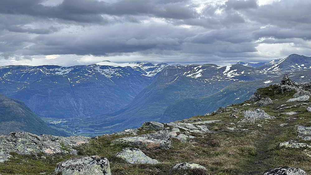 Snønipa langt bak har snart mista snøkappa si.