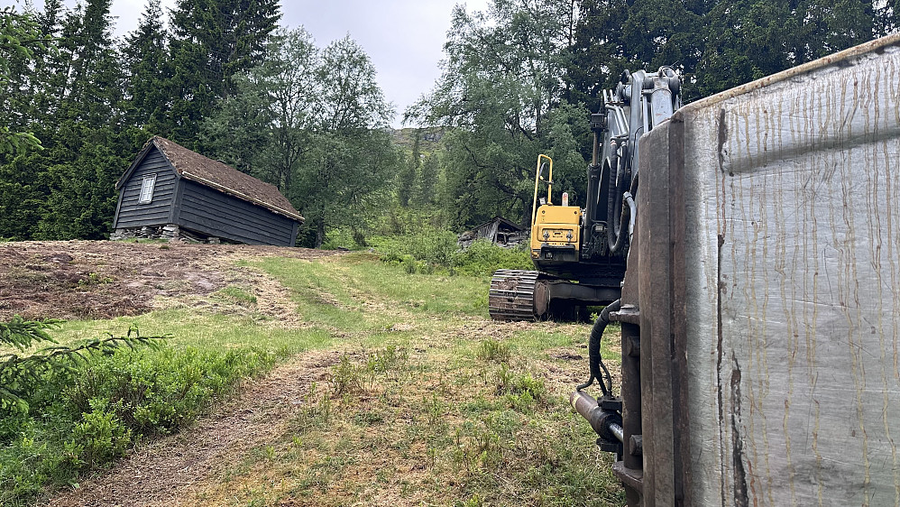 Nye tider! Andre gang Espen har lagt tak på støylen! Første gang var han 4 år og vi hadde stillas og stordugnad fleire generasjoner på garden. No vart det gjort unna det grøvste med gravemaskin med Espen bak spakane!