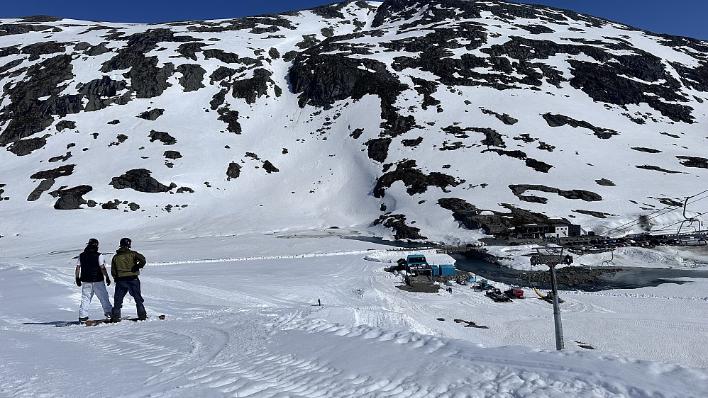 Greit å slusje seg nedover på fjellski også…:) 
