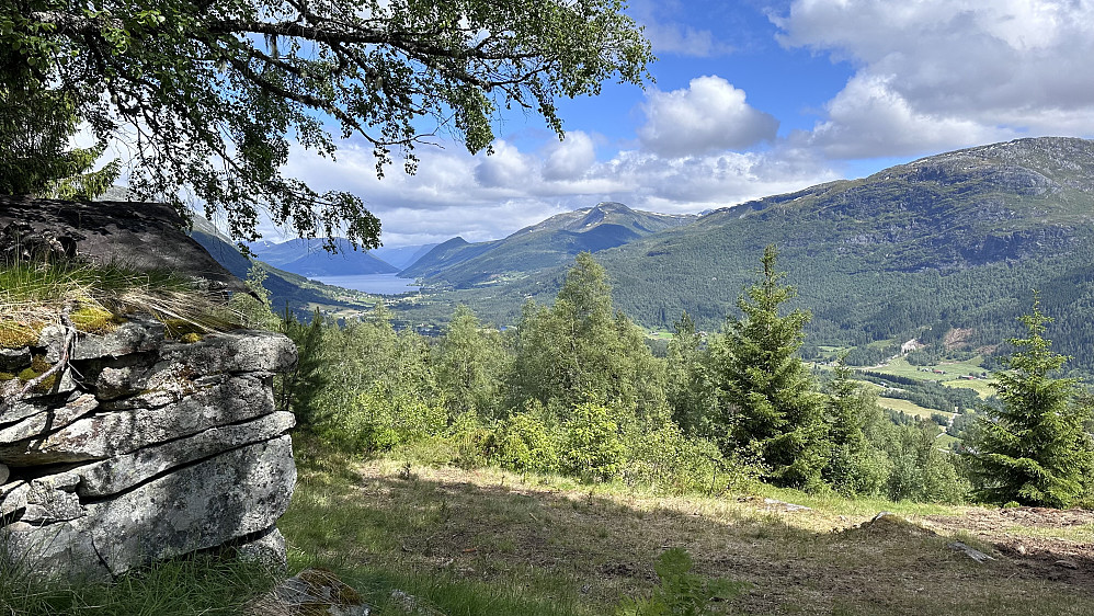 Liten stopp på støylen vår for å nyte skuet over Jølstravatnet.