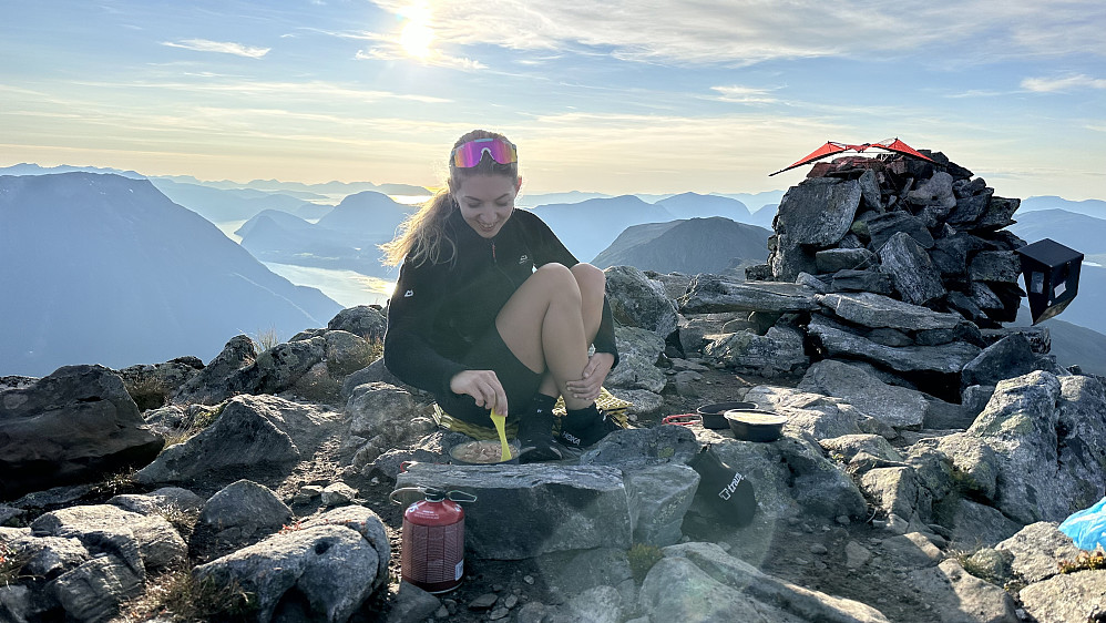 Miriam hadde èin klar tanke om menyen på toppen av Blånebba 1320 moh i Rauma