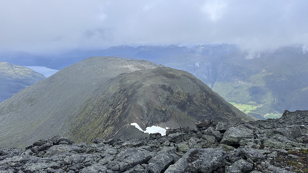 Mot Skavteigfjellet og Avleifjellet