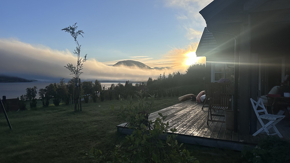 Morgenstund har gull i munn! :) Fint å nyte kaffekoppen ved soloppgang ved Orkja