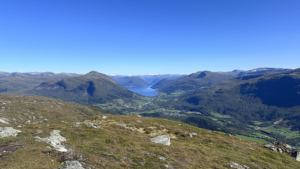 Èin rask tur på Eikåsnipa i pausen. Jammen lenge sidan det har vore så blått, stille og varmt! Fleire på tur èin sånn dag! :)