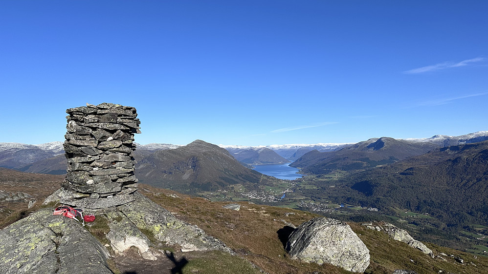 Nyter stilla på toppen av Eikåsnipa før vakt! Berre lekkert skue innover Jølstrafjella! 