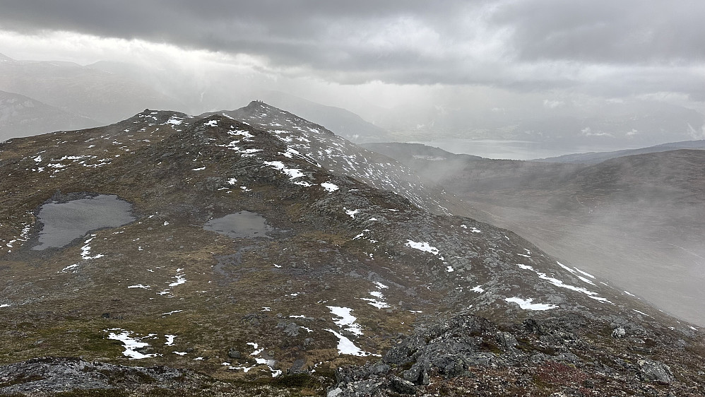 Mot Vardane på Svinestranda Vest 1074 moh ifrå Svinestranda 1140 moh