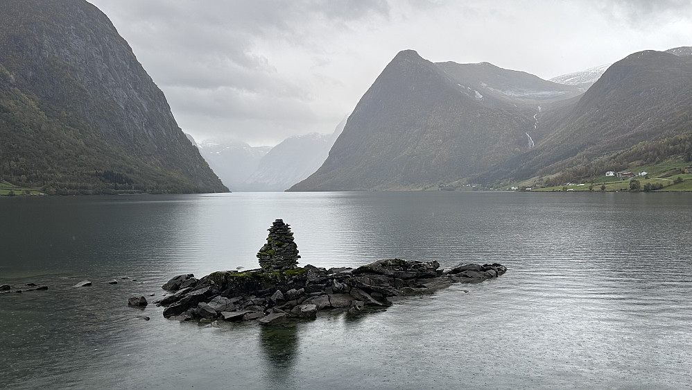 Heimover igjen ved Kjøsnesfjorden i Jølster
