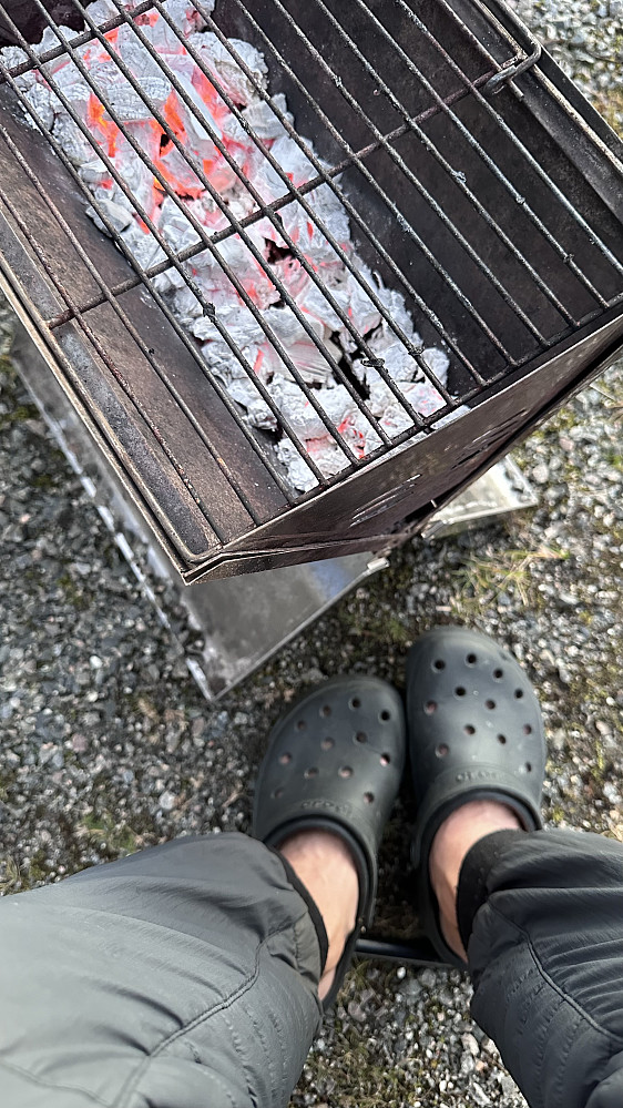 Stille og så fint å kjenne varmen av grillen ute , når det begynner å bli kaldere til kvelden.