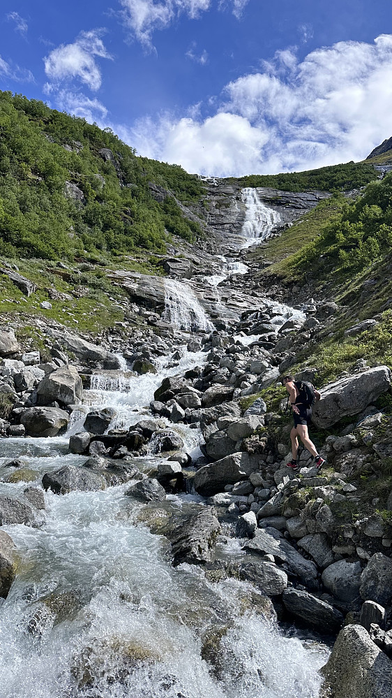 Ikkje alltid elva er like enkel å krysse! Bru rester som låg igjen, såg ut til å være teke av flaum!