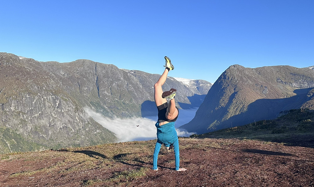 Ein kan nyte fjella & naturen som ungdom også utan gondolbane inn i dette riket! Som Arne Næss seier "Slutt aldri å leika!" 