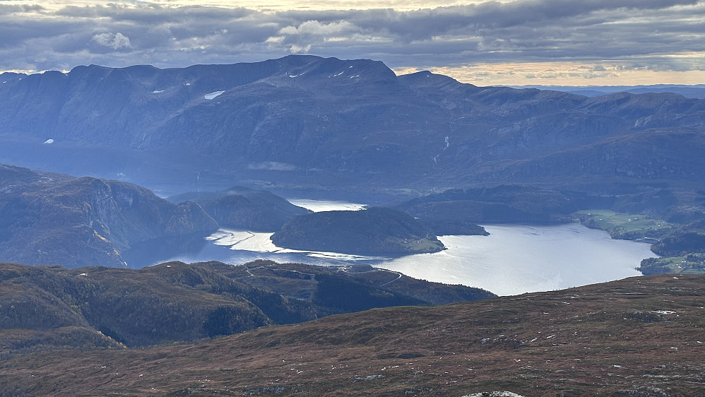 Ifrå Håsteinen ned mot gruve feltet! Striden om Førdefjorden ein 16 år lang strid. Staten har tillatt dumping av opptil 170 millioner tonn gruveavfall i fjorden frå selskapet Nordic Mining. I EFTADOMSTOLEN onsdag 16 oktober.